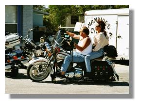 Harleyfahrer mit Braut vor dem Mamaloes Cyle Store auf dem Weg nach KEY WEST (KW) Florida - USA 